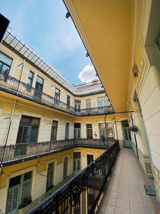 Vintage Opera Apartment *